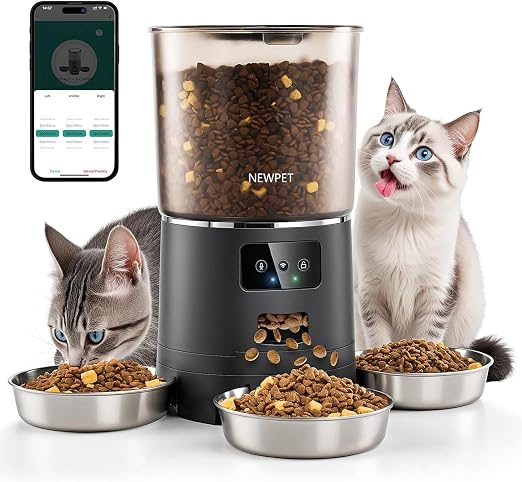 Foto do alimentador preto e transparente de 6 litros com três tigelas de inox, dois gatos e o aplicativo no celular